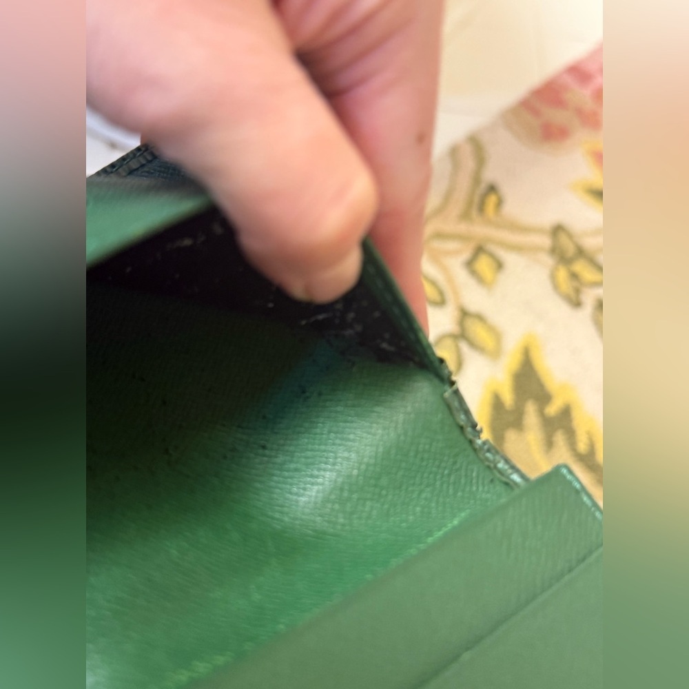 LOUIS VUITTON Vintage Unisex Green Epi Leather Long Bi-Fold Agenda Wallet - Picture 10 of 16